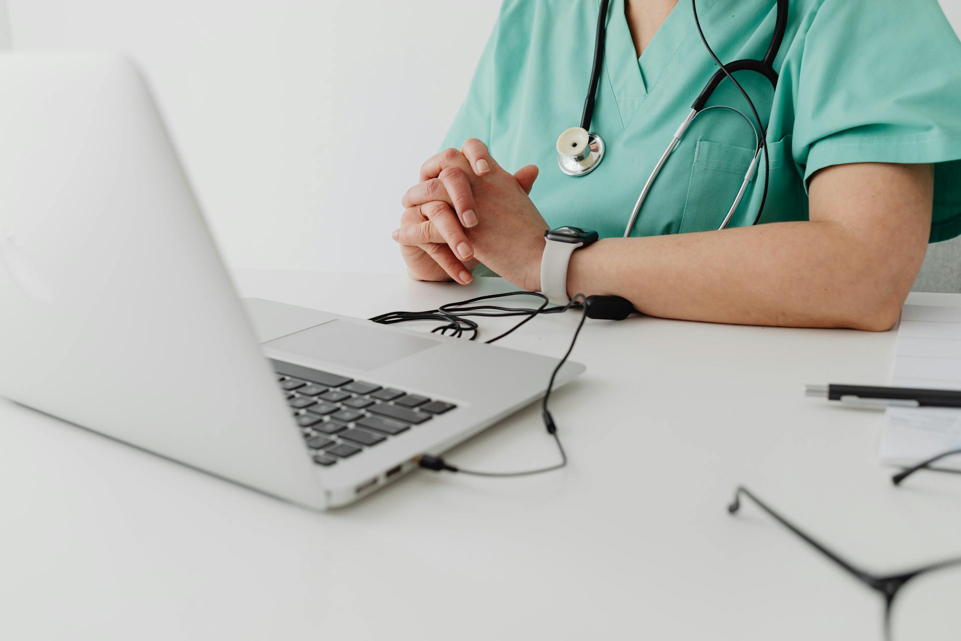 Lekarz podczas konsultacji online na laptopie